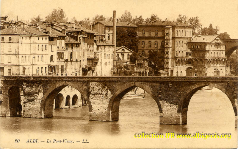 Carte postale ancienne représentant le pont vieux à albi et la rive nord du Tarn