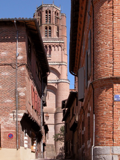 Une vue assez courante de la cathédrale Sainte-Cécile à Albi. Prise de vue depuis une rue du vieux Centre