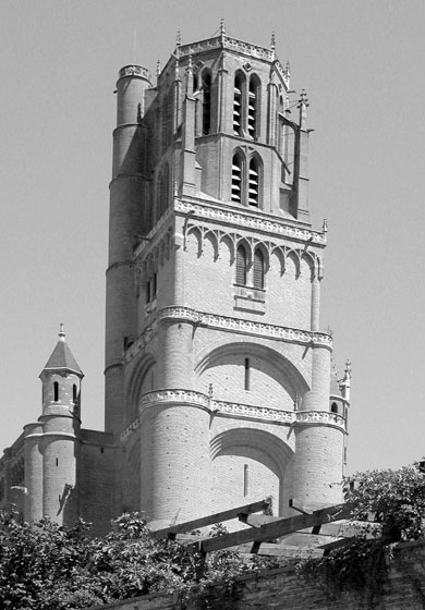 La tour de la cathédrale en noir et blanc