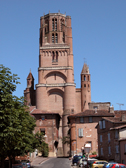 La Cathédrale, resplendissante de briques rouges, vue côté Ouest