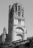 La tour de la cathédrale en noir et blanc