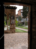 Nous sommes sur le pas d'une petite porte à l'entrée du jardin de l'ancien cloître de Saint-Salvy 