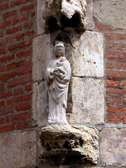 Sculpture de la vierge à un angle de rue