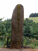 Vue complète du Menhir, outre le mystèrieux 