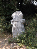 Un menhir de petite taille a été remodelé en forme de croix et en son centre, une croix est également gravée