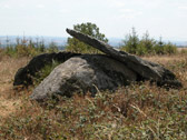 Un magnifique dolmen dont la pierre sommitale, qui s'est déplacée au fil du temps, pointe vers le ciel, avec un angle de 40°