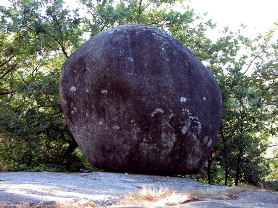 Face au Sabot de la Rouquette, se trouve l'œuf de la Rouquette. C'est un rocher de forme légèrement oblongue qui fait penser à un œuf, et c'est pourquoi on l'a ainsi baptisé