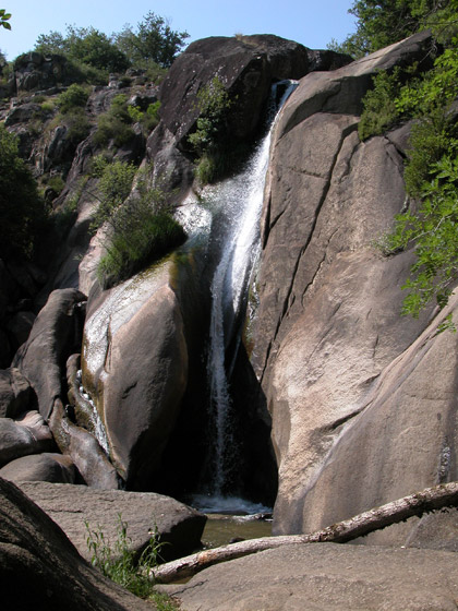 En Montant vers Lacrouzette depuis Burlats, cette petite cascade a été baptisée : Le saut de la truite. Elle marque la limite Ouest du plateau granitique du Sidobre