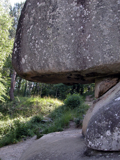 Un détail de la peyro clavado, qui montre bien le petit rocher qui sert de verrou à la pierre géante supérieure et qui empêche qu'elle ne tombe