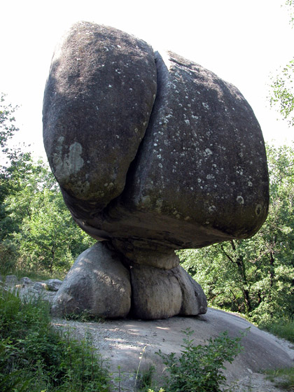 Une vue (disons de face) de la peyro clavado, qui montre que le rocher supérieur se décompose, tout doucement (selon le temps géologique) en deux rochers distincts.