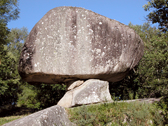 La peyro clavado est le rocher le plus célèbre du Sidobre : Deux gros blocs, dont le bloc supérieur est énorme, et tient en équilibre sur celui qui sert de base. Un petit rocher est là pour servir de verrou à la pierre géante qui se trouve en équilibre grâce à lui. D'où le nom de la Peyro clavado, la pierre clouée !