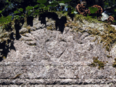 Sur le portail d'entrée du petit cimetière, on distingue un cœur surmonté d'une croix