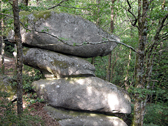 Trois roches en équilibre curieux, cet équilibre et la manière dont il est composé leur a valu leur nom : Les roches décalées