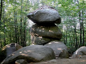 Il s'agit ici de la vue la plus classique des trois fromages, l'un des cinq rochers les plus célèbres du Sidobre. Il se trouve actuellement dans la forêt, mais je l'ai connu alors que son environnement n'était pas boisé.